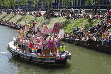 904264 Afbeelding van een boot met deelnemers aan de botenparade van de Utrecht Pride 2023 in de Stadsbuitengracht te ...